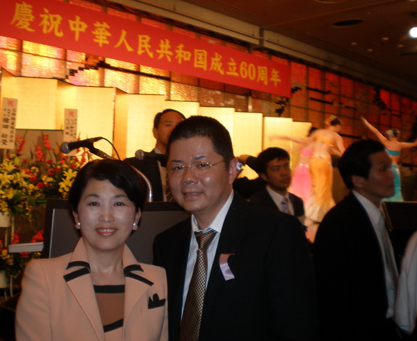 日本內閣府消費者行政，少子化對策，食品安全及男女平等事務特命擔當大臣福島瑞穗（左）與社長李奕彬院士（右）合照